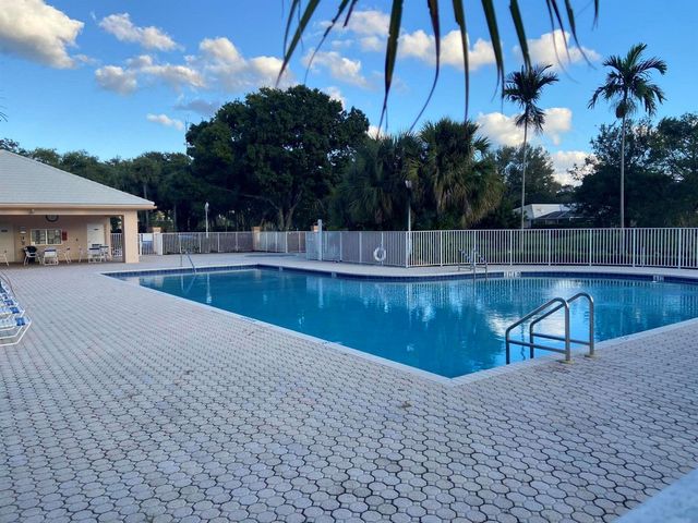2102 Appleton Court, Palm Beach Gardens, FL 33403