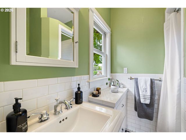 1060 W 17TH Ave, Eugene, OR 97402
