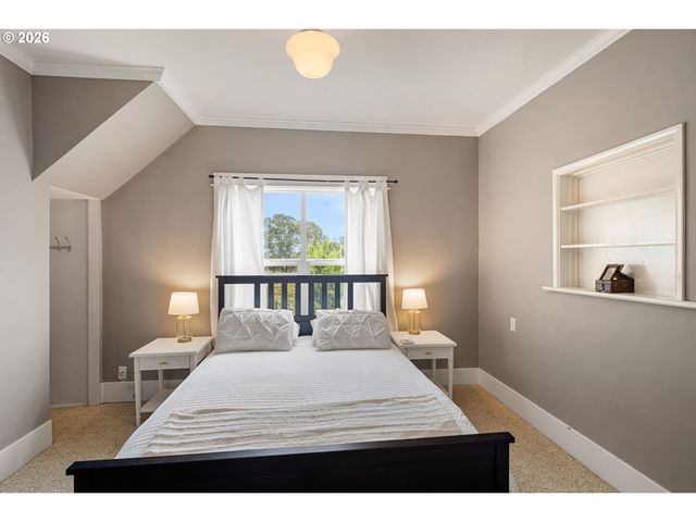 1060 W 17TH Ave, Eugene, OR 97402