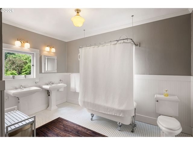 1060 W 17TH Ave, Eugene, OR 97402