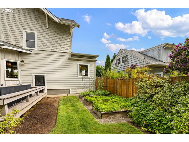 1060 W 17TH Ave, Eugene, OR 97402