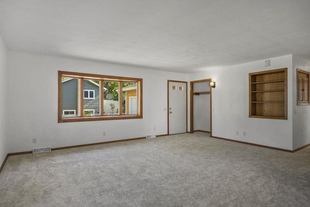 207 S Rutland Avenue, Brooklyn, WI 53521