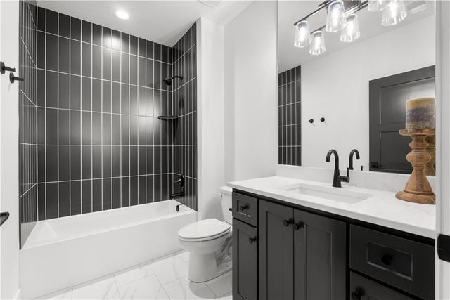 2825 SW Heartland Road, Lee's Summit, MO 64082