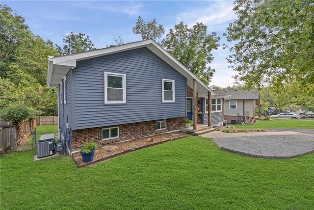 4825 N Revere Drive, Kansas City, MO 64151