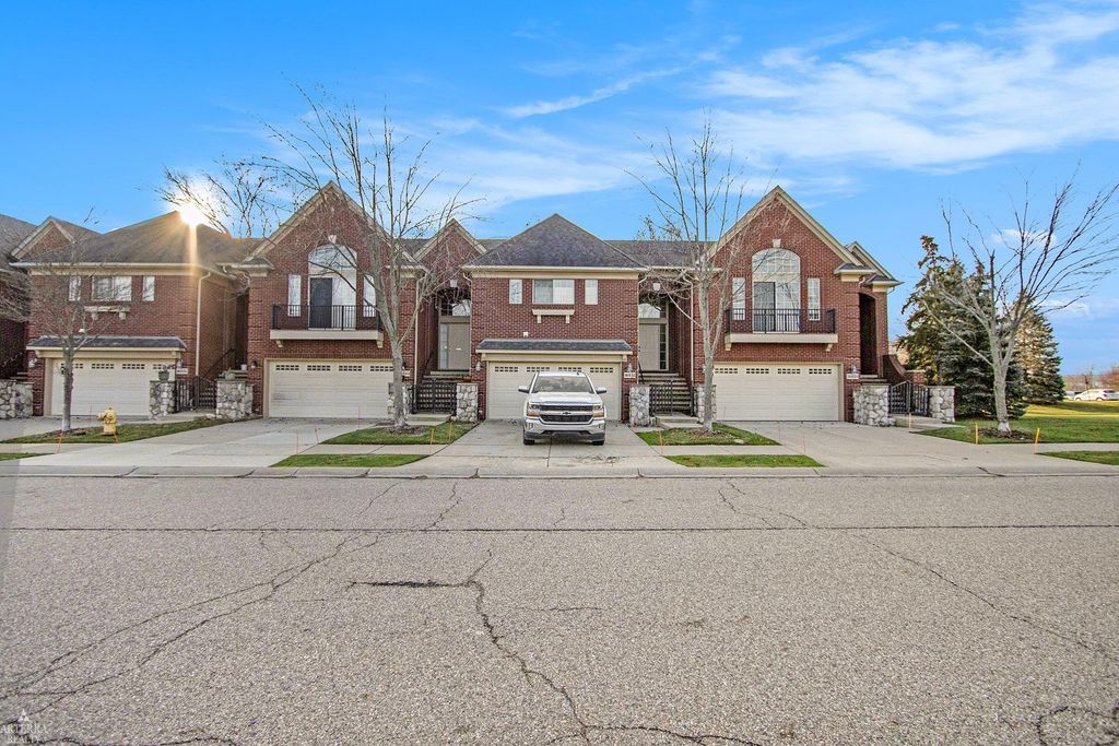 16832 Kensington Drive, Macomb, MI 48044