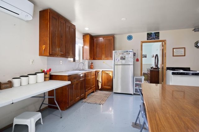 560 Hwy 243, Gravel Switch, KY 40328