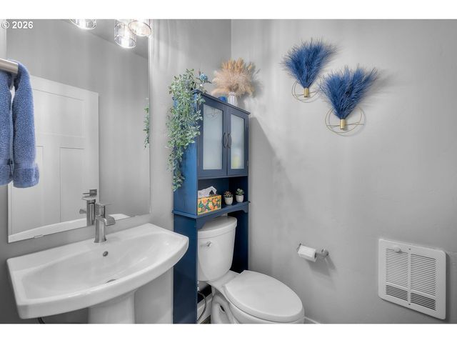 1733 Nw HEMLOCK Ave, Redmond, OR 97756