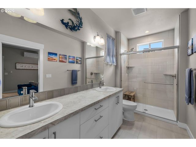 1733 Nw HEMLOCK Ave, Redmond, OR 97756