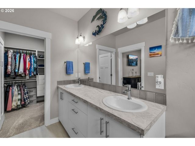 1733 Nw HEMLOCK Ave, Redmond, OR 97756