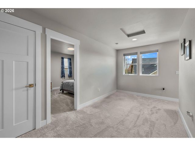 1733 Nw HEMLOCK Ave, Redmond, OR 97756