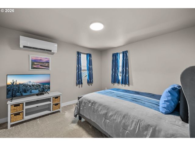 1733 Nw HEMLOCK Ave, Redmond, OR 97756