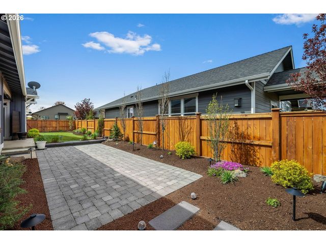 1733 Nw HEMLOCK Ave, Redmond, OR 97756