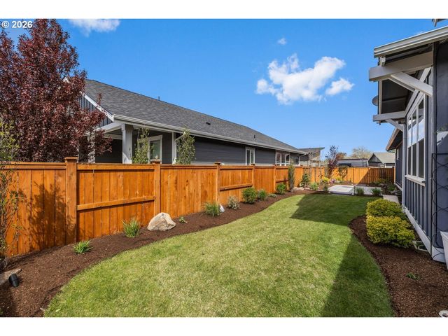 1733 Nw HEMLOCK Ave, Redmond, OR 97756