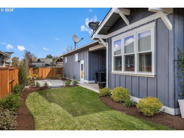1733 Nw HEMLOCK Ave, Redmond, OR 97756