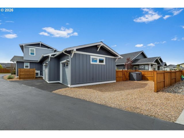 1733 Nw HEMLOCK Ave, Redmond, OR 97756