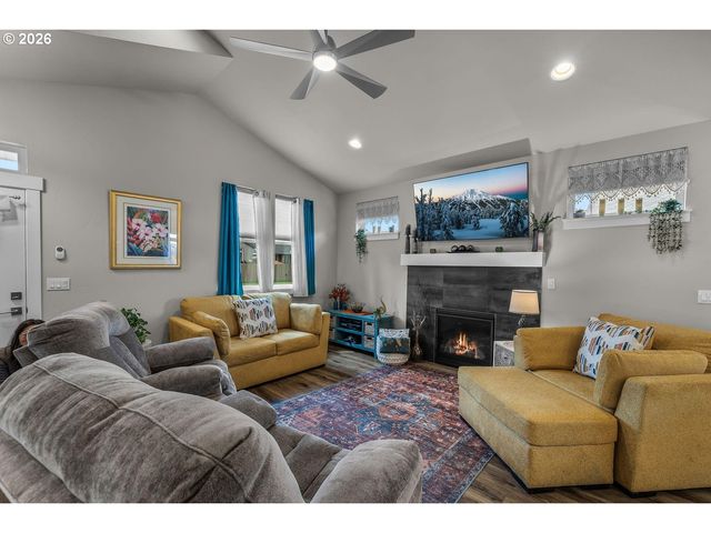 1733 Nw HEMLOCK Ave, Redmond, OR 97756