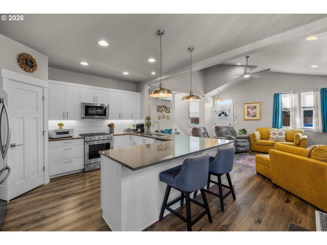 1733 Nw HEMLOCK Ave, Redmond, OR 97756