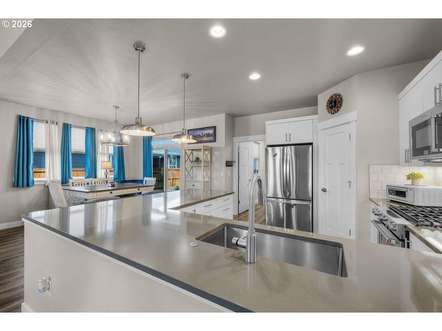 1733 Nw HEMLOCK Ave, Redmond, OR 97756