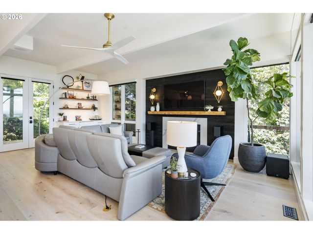 2941 Nw LURAY Ter, Portland, OR 97210