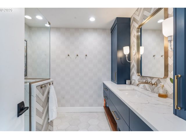 2941 Nw LURAY Ter, Portland, OR 97210