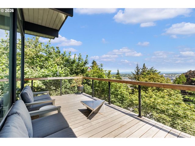 2941 Nw LURAY Ter, Portland, OR 97210