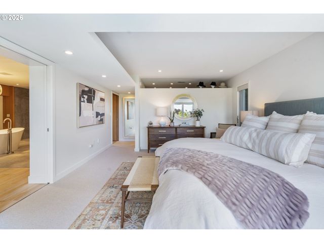 2941 Nw LURAY Ter, Portland, OR 97210