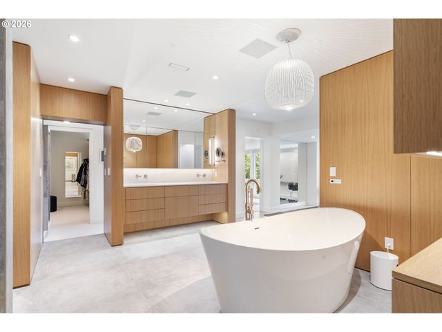 2941 Nw LURAY Ter, Portland, OR 97210
