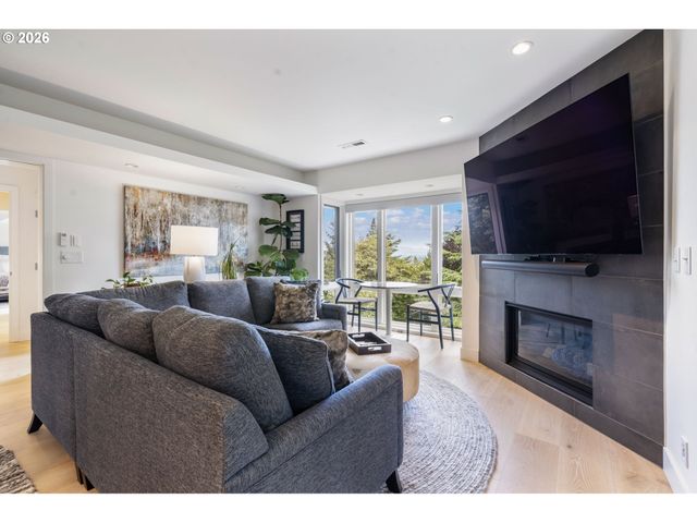 2941 Nw LURAY Ter, Portland, OR 97210