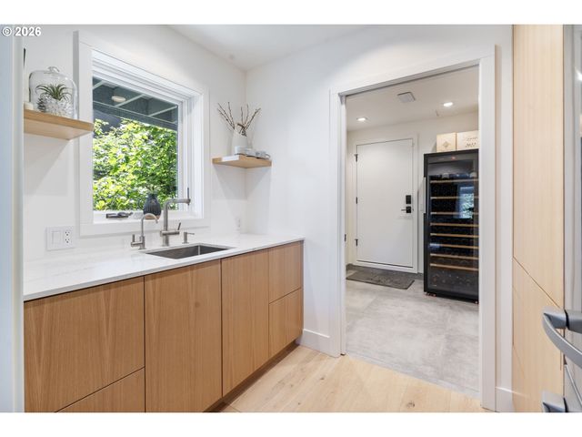 2941 Nw LURAY Ter, Portland, OR 97210