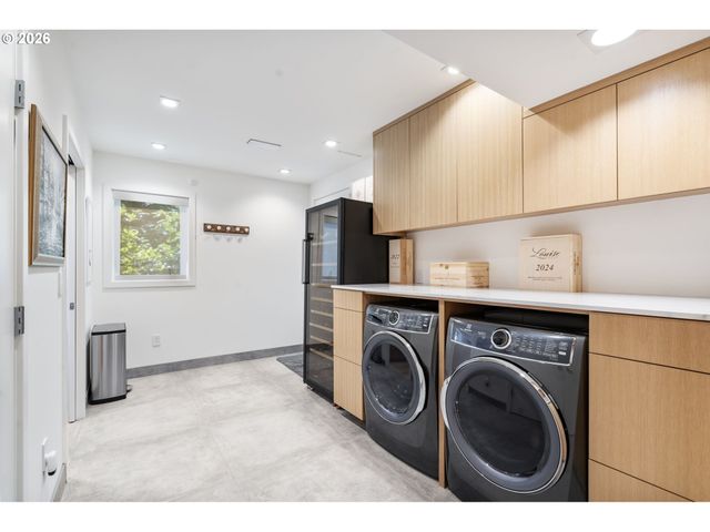 2941 Nw LURAY Ter, Portland, OR 97210