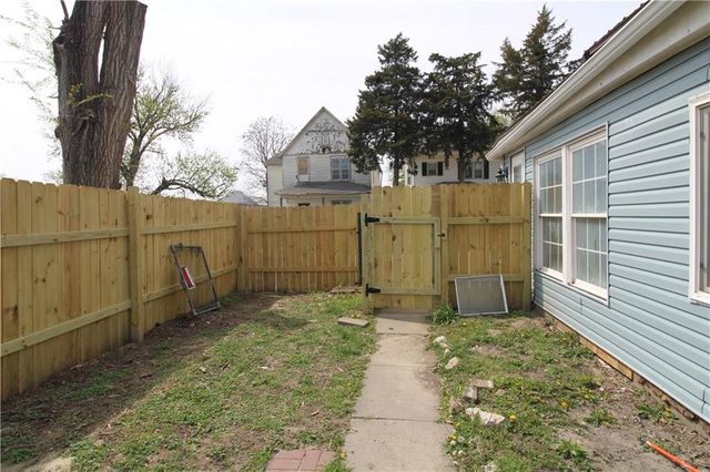 1202 Sacramento Street, St Joseph, MO 64503