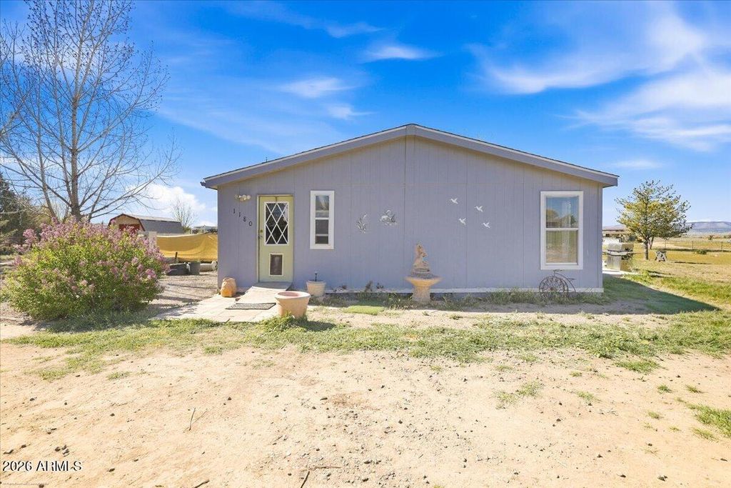 Image 2 of property listing at 1180 W ROLLING HILLS Road, Paulden, AZ 86334
