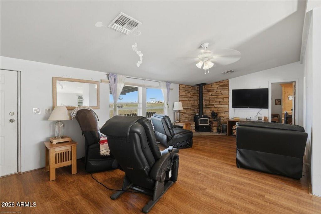 Image 3 of property listing at 1180 W ROLLING HILLS Road, Paulden, AZ 86334