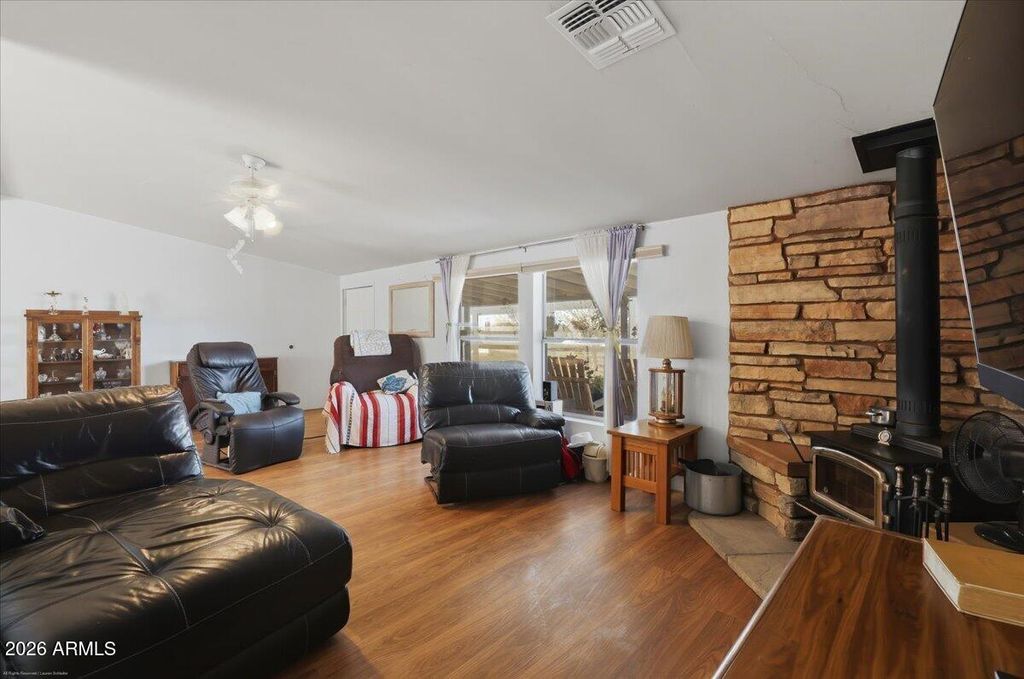 Image 6 of property listing at 1180 W ROLLING HILLS Road, Paulden, AZ 86334