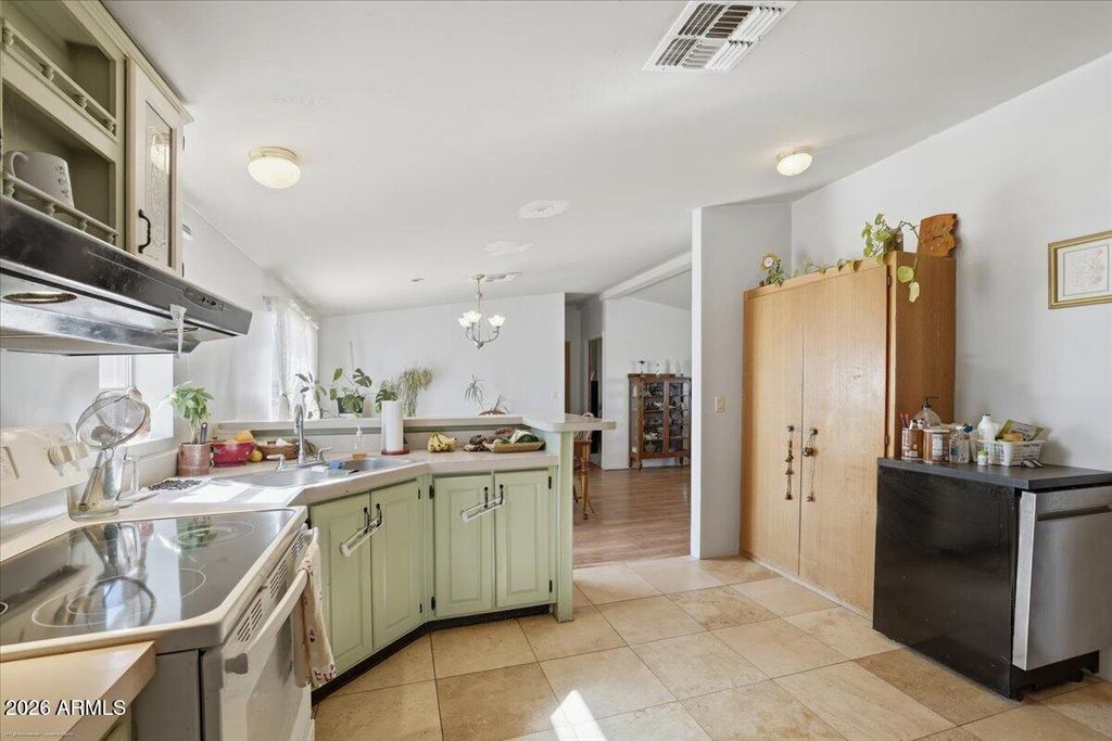 Image 9 of property listing at 1180 W ROLLING HILLS Road, Paulden, AZ 86334