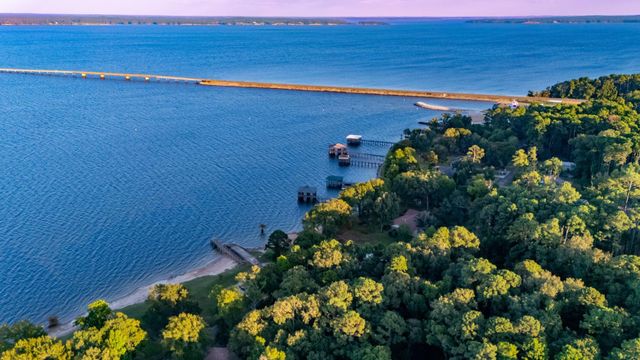477 Lakeshore Drive, Hemphill, TX 75948