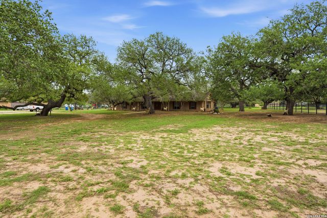 105 Deer Run, Pleasanton, TX 78064