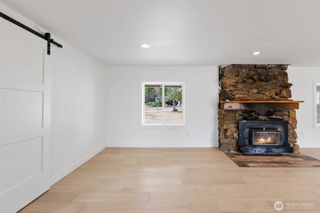 77 Diamond Avenue, Electric City, WA 99123