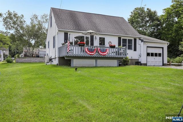 8 Windsor Road, West Milford, NJ 07480