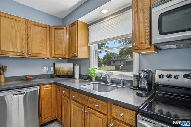 8 Windsor Road, West Milford, NJ 07480