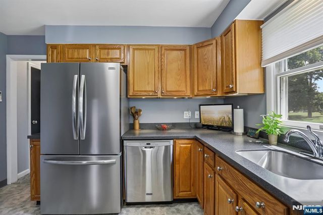 8 Windsor Road, West Milford, NJ 07480