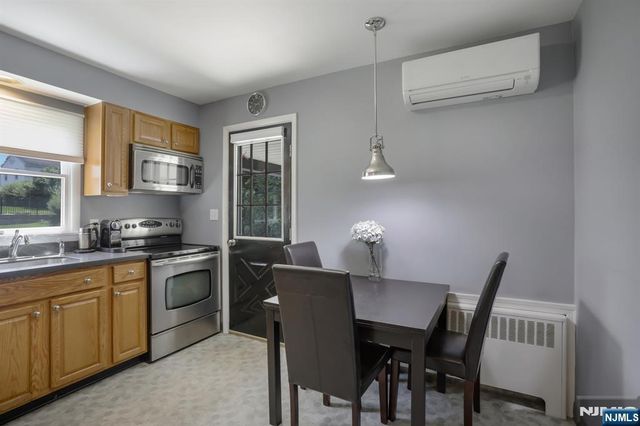 8 Windsor Road, West Milford, NJ 07480