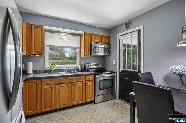 8 Windsor Road, West Milford, NJ 07480