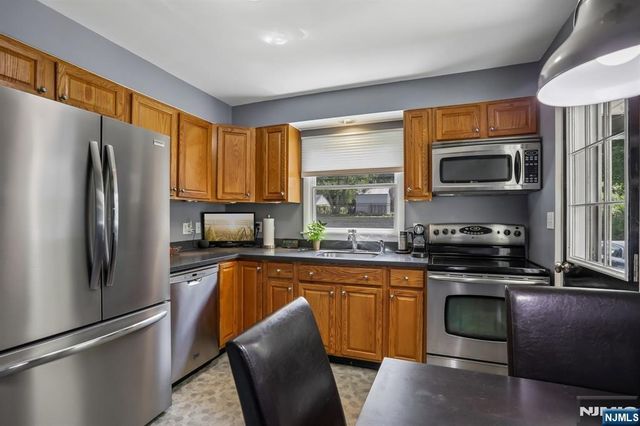 8 Windsor Road, West Milford, NJ 07480