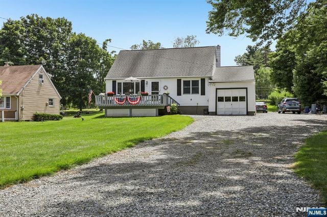 8 Windsor Road, West Milford, NJ 07480