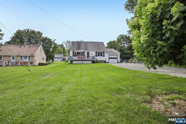 8 Windsor Road, West Milford, NJ 07480
