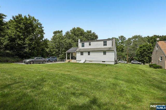 8 Windsor Road, West Milford, NJ 07480
