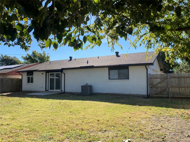 802 Las Palmas Drive, Grand Prairie, TX 75052