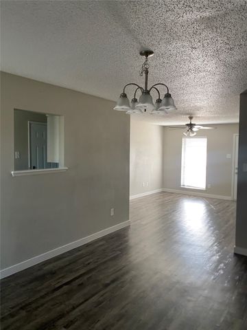 802 Las Palmas Drive, Grand Prairie, TX 75052