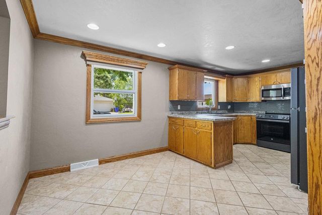 2700 N LILLIAN COURT, Appleton, WI 54911